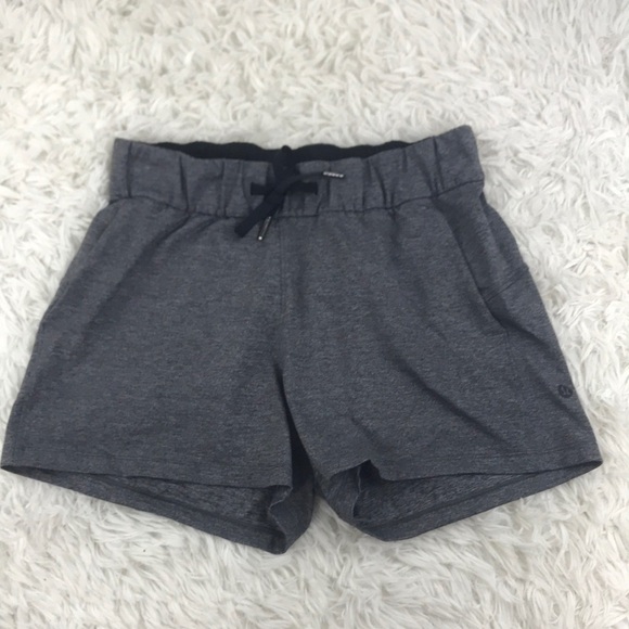 Lululemon On The Fly Short *2.5" Heathered Black - Picture 1 of 6